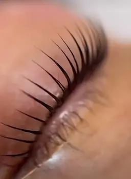 【大人気/韓国アイドル風】韓国式束巻きまつ毛パーマ+高濃度美容液付