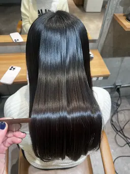 サラ艶ストレート✨うねりぱやぱやが気になる方、広がりを抑えたい方、リタッチも可能です！