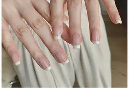 ハンドネイル、クリアフレンチ（オーロラ追加➕¥500)初回ジェルオフ無料、角質ケア込み