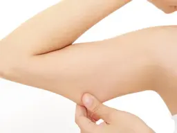 年齢でゆるむ二の腕＆背中のハミ肉に◎深部加温プラチナラジオ派×腋窩リンパ流しでたるみ・むくみ徹底30分ケア！