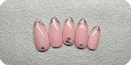 オフなし✨ラメフレンチデザイン♪ストーン、パール10個無料(ベースカラー変更可)