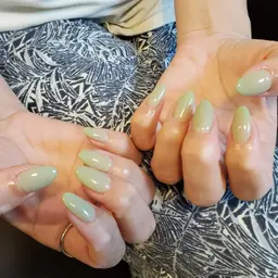 ワンカラー　爪全体に根元から塗ります