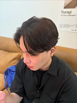 【センターパートパーマ】ナチュラルな抜け感 流れるような毛流れで大人っぽい雰囲気に。トリートメント付きでダメージもケア。