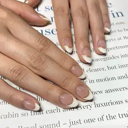 【12/22​〜​1/13日】白フレンチ＋ラメライン🐇オフ無し