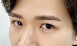 【メンズマッチングアイブロウ】脱毛専用ワックスを使用し、骨格に合わせ眉をスタイリングします。※男性限定