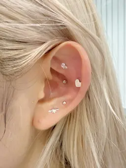 【🎀💎耳つぼジュエリー💎🎀】 両耳6粒(片耳3粒) 1650円~   （粒数により価格変動がございます）
