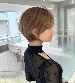 大人美人ショート×白髪ぼかしブリーチなしダブルカラー×ハイケアトリートメント