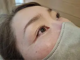 地まつ毛を活かして仕上がるまつ毛パーマ。ヒト幹美容液を使うことでダメージレスまつ毛パーマ