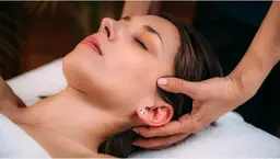 【リピート多数】フェイシャル&デコルテエステ50分+ドライヘッドスパ25分