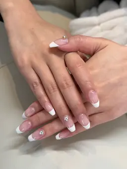 お得🎀フレンチネイル+Vカットストーン