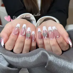 12月⭐️オフ無料人気No､1チップ＋ジェル長さだし⭐️持ち込みデザイン⭐️アート1️⃣0️⃣本🎁パーツつけ放題🎁