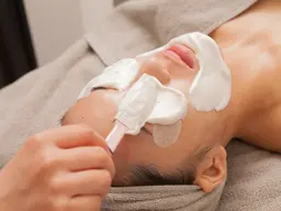 集中ブライトニングケア であらゆる肌悩みを解決！首・肩の凝りがつらい方におすすめのスペシャルデコルテコースとのセットです