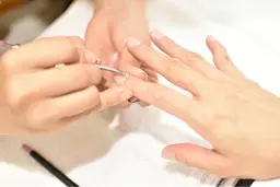 【ネイルケア】お仕事や学校でネイル出来ない方に☆ツヤツヤ自爪☆美爪ケア(^^)