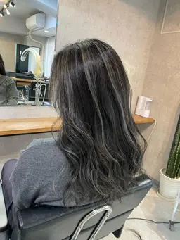 コントラストハイライト☕️ベース暗めにホワイト系のハイライト差の出るカラーリングです✨(カラー3回します)