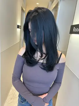 トーンダウンカラー☀️暗めのカラーでも楽しめます。ハイトーンに戻せるような提案をしてます👌