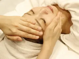 【平日15時迄限定】むくみ解消&透明感♪お顔リンパマッサージ&ハリ艶へ導くぽかぽか気持ち良い石膏パック¥11000→