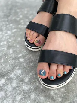 オフ込み🌼ツーカラーフットネイル