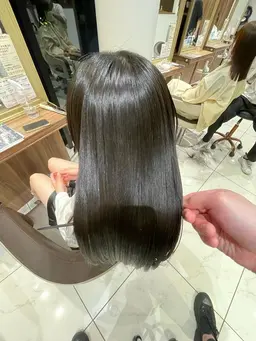 【女性限定‼️時間が無くて同時にやりたい方‼️⠀】✨髪質改善縮毛矯正＆イルミナカラー＆美髪トリートメント✨カット付き✂️