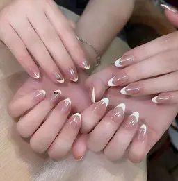 ベースカラーのフレンチネイル