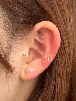 （頭皮マッサージ込み）耳ツボジュエリー💎12​〜​15粒他メニューとセットがお得‼️