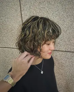 これだけでお洒落🫰カット+コスメパーマ+抜きっぱなしハイライト(ケアブリーチ/ファイバープレックス使用)