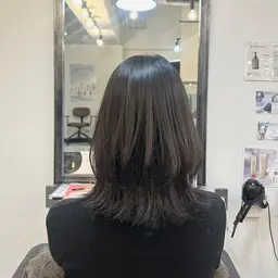 [🌷レディースカットモデル🌷]👩🏻ミディアムモデル👩🏻 くびれミディアムなど､うしろにレイヤーのあるスタイル