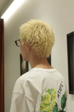 ケアブリーチWカラー ブリーチ追加する場合は+¥3,000かかります！メンズにも🙆‍♂️