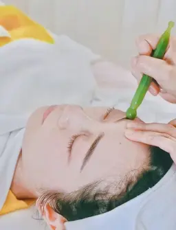 【水晶の力・期間限定】眼精疲労緩和10分+首肩リンパ15分+もみほぐし15分+足ツボ20分+漢方足湯5分　計65分