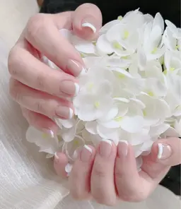 【Hand】 ◆クリアベースカラーフレンチ◆ ずっと流行りのフレンチ、基本はクリアにフレンチを描きます。