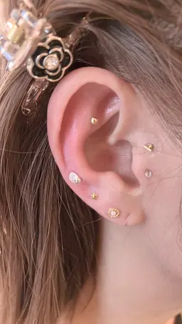 流行りの耳つぼジュエリー⋆✦