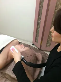 【人気急上昇✨】顔脱毛2回🌸痛みなくお肌が敏感な方も◎自己処理が面倒な眉上まで照射可能♪美容の光でツルスベ肌に💓