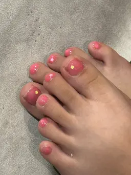 キッズネイル手1,100円、足も1,100円。同時ご希望の方はこのメニューを2回ご予約ください。