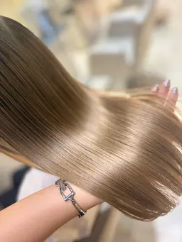 【酸熱トリートメント】トリートメント100%✨ 天使の輪と広がりが抑えられる髪質改善トリートメントです💗