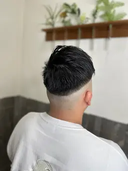 《ワイルドに決める》スキンフェードスタイル