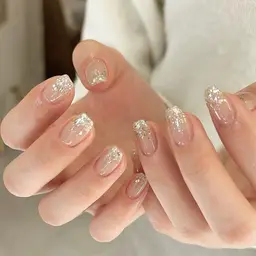 ラメグラデーションで華やかに！ベース付きネイル💅