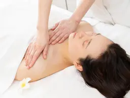 ［オプション］ デコルテ．肩・首マッサージ