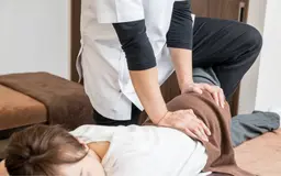 【お悩み根本改善へ】‘ボキボキ’中国式整体/猫背/反り腰/腰痛+骨盤矯正60分