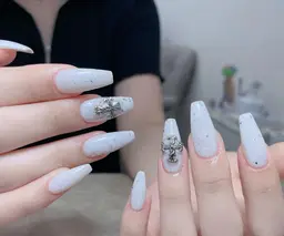 【チップ長さ出し】ワンカラー・ラメグラ+パーツ2個 ¥8500→¥7500 (オフ選択)