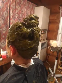 ヘナパック、　ショート肩につかない長さ　ナ、インディコ、2種類のハーブ🌿を配合　流さないでラップや帽子でのお帰りです。