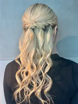 お出かけ前に🎶 【ハーフアップアレンジ🌼】