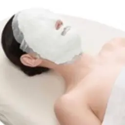 夏美白ウルツヤコース。お肌の汚れをしっかり落とした後、10倍量の美容液をお肌の奥まで浸透させます。