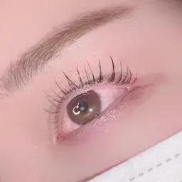 トリートメントをしながらパーマをかけていきます。