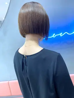 20時30分予約限定！スタイルチェンジでボブにしたい方！カット＋トリートメント！最高級のトリートメント無料でつけます！