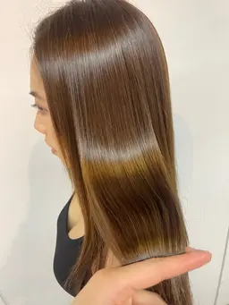 《湿気に負けない艶髪へ❣️》ノーダメージ酸性ストレート+（内部補修型）髪質改善トリートメント✨️