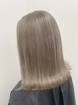 🦋【 ダメージ軽減ブリーチ】🦋全体ケアブリーチ【リタッチもOK】➕透明感カラー➕カット⭐️トリートメント付き⭐️