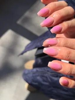 2時間コース:ワンカラーやフレンチに足したアートやニュアンスアート等もできるシンプルめなデザイン。 長さだし不可 。