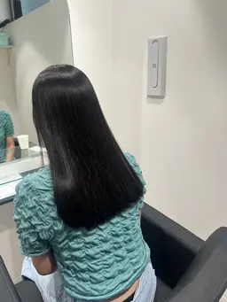 《縮毛矯正》髪のまとまりやクセが気になる方へ🫧🌨ダメージレスの薬剤選定