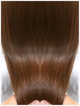 最高級トリートメントベースに髪質に合わせたブレンドトリートメントを使用いたし髪の毛の栄養と輝きを足します。