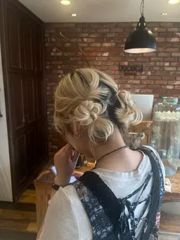 ヘアアレンジ編み込みふわっと作るのが得意です☘️✨