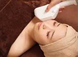 【Xmas限定🎄】うるツヤ透明肌💎お顔光脱毛＋韓国ピーリング✨自己処理でくすんだ冬肌を一気にトーンUP！